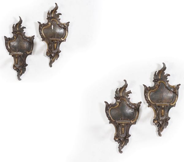 Quattro appliques in legno intagliato e dipinto. XVIII secolo
