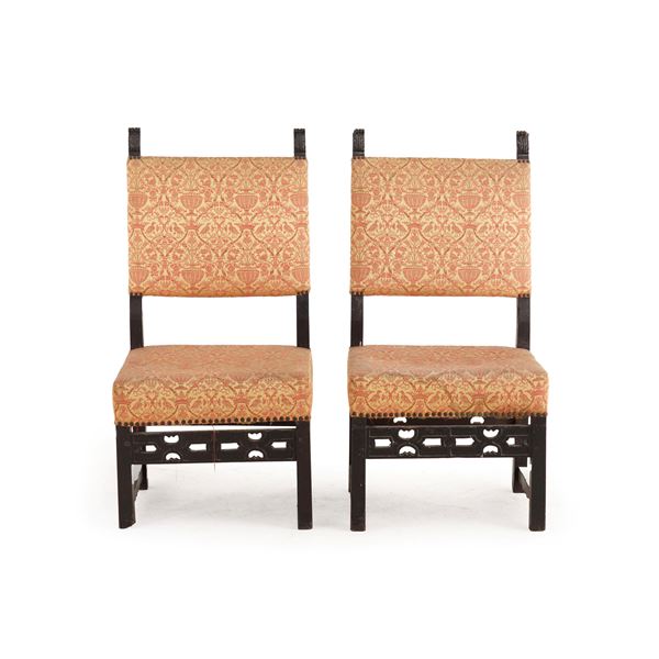 Coppia di seggioloni in legno intagliato