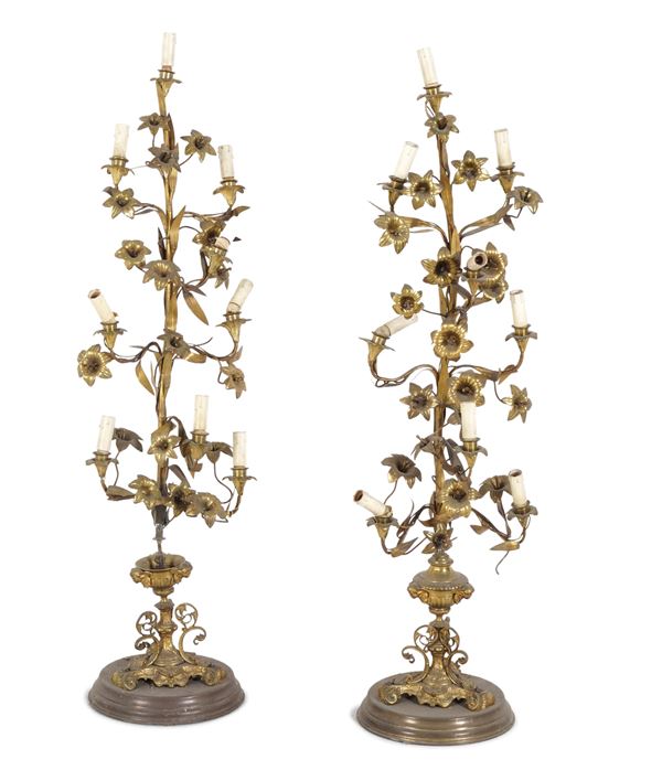 Coppia di lampade in metallo dorato. XIX-XX secolo