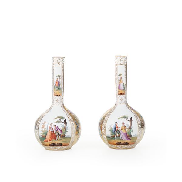 Coppia di bottiglie.<BR>Germania, Dresda, Manifattura di Helena Wolfsohn, fine del XIX secolo.