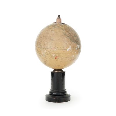 Mappamondo su base in legno, dimensioni cm 28X28X45