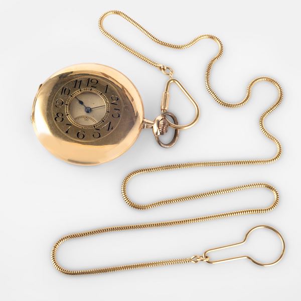 Demi-Savonette in oro giallo 18k, quadrante champagne guillochè concentrico con piccoli secondi al sei, carica manuale<BR>50 mm, peso 70,7 g, catena 21,4 g