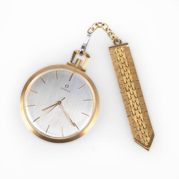 Orologio da tasca con catenella a nastro in oro giallo 18k, quadrante argentè satinato con indici applicati, carica manuale<BR>44 mm, peso 37,4 g, catena 15,5 g