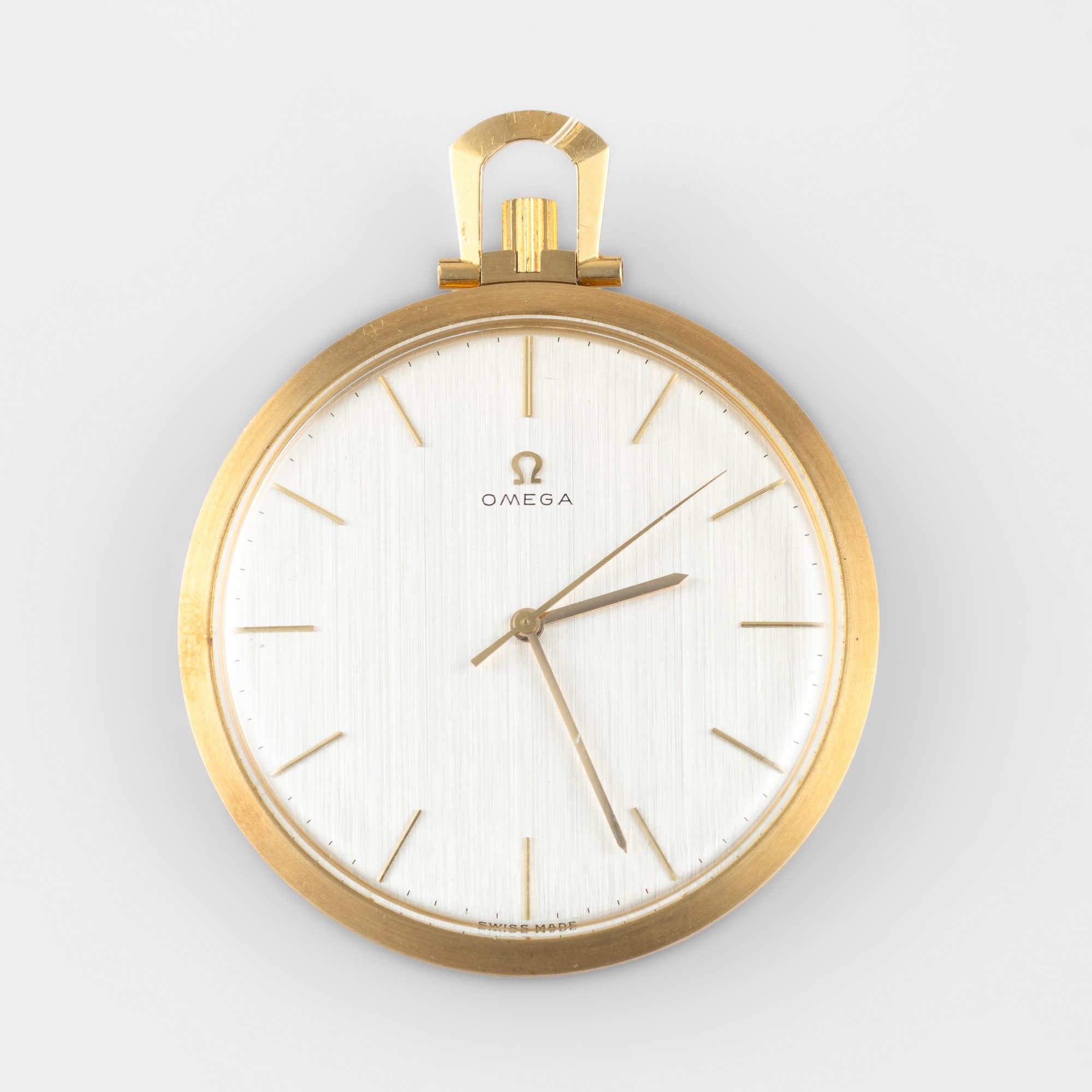 Omega - Orologio da tasca con catenella a nastro in oro giallo 18k e quadrante argenté satinato