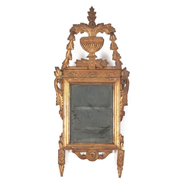 Piccola Specchiera con cornice in legno scolpito e dorato