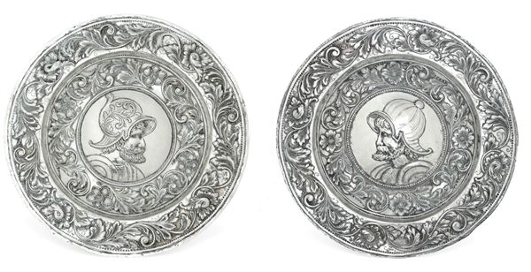 Coppia di piatti da parata raffiguranti guerrieri con morione. Spagna, marchi della città di Munoz, probabile XVIII secolo