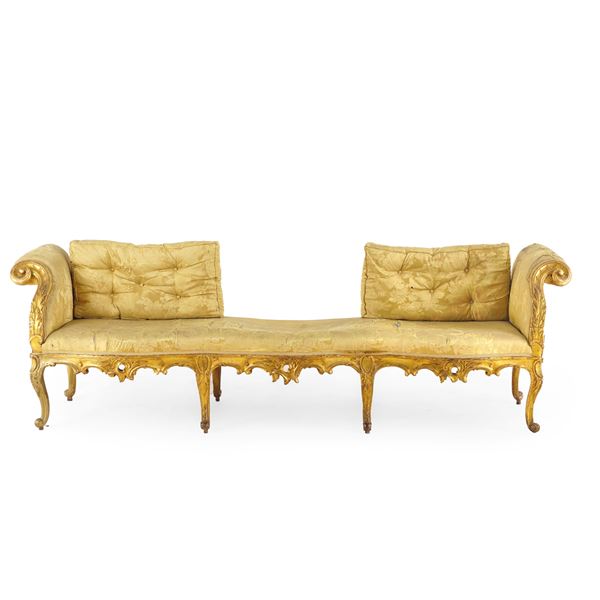 Panchetto imbottito in legno intagliato e dorato. XIX secolo