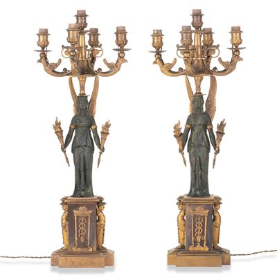 Coppia di Candelabri di Gusto Impero in Metallo Dorato e Patinato. XIX-XX Secolo