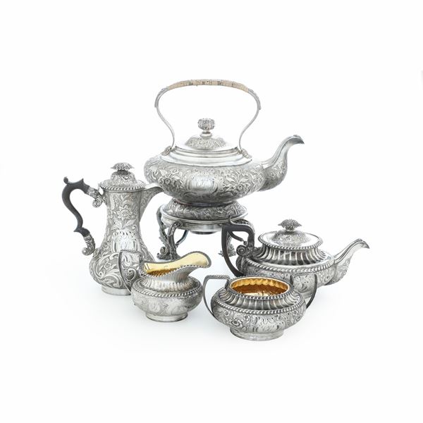 Servizio composto da bollitore, baffettiera, teiera, lattiera e zuccheriera in metallo argentato