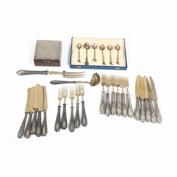 Lotto di oggetti in argento. Differenti argenterie italiane e francesi del XIX-XX secolo