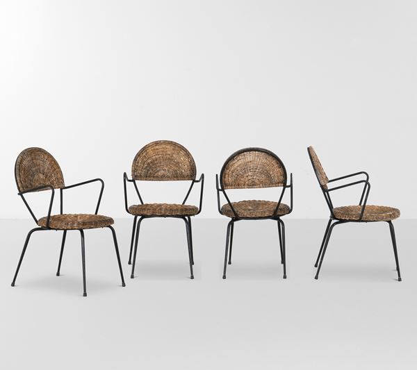 Quattro sedie con braccioli