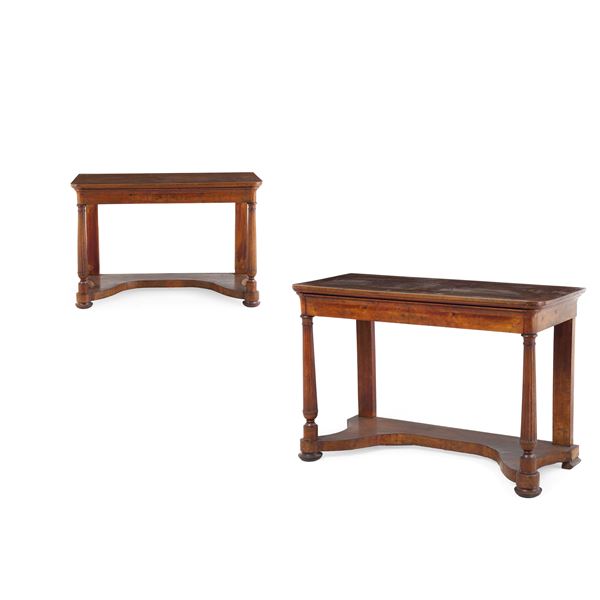 Coppia di consolles in legno intagliato. XIX secolo