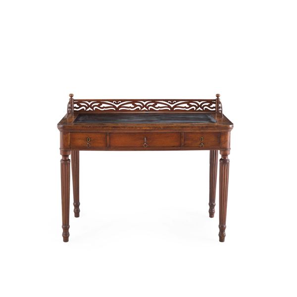 Scrittoio in noce. XIX secolo