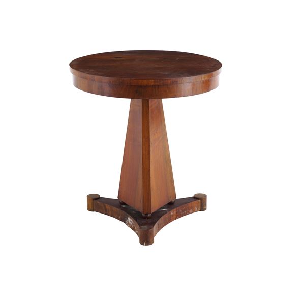 Piccolo tavolo con piano circolare lastronato. XIX secolo