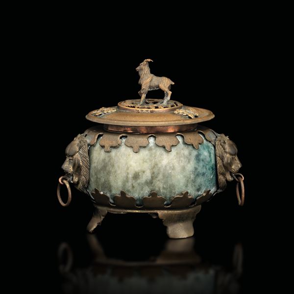 Incensiere tripode con montatura in bronzo, anse ad anelli con mascheroni raffiguranti leoni e presa del coperchio a foggia di capra, Cina, XIX secolo