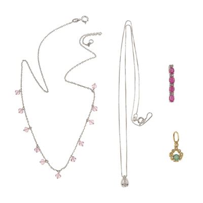 Lotto Composto da una Collana con Paste Vitree Rosa, una Catenina con Pendente e Piccoli Diamanti...