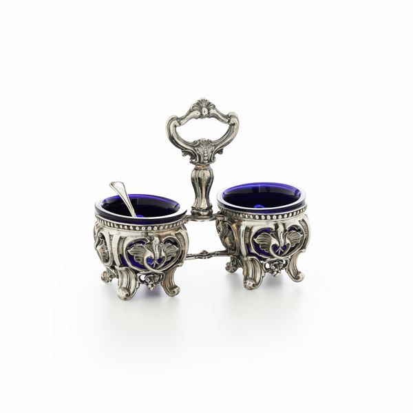 Servizio sale e pepe in argento con coppette blu cobalto. XIX secolo