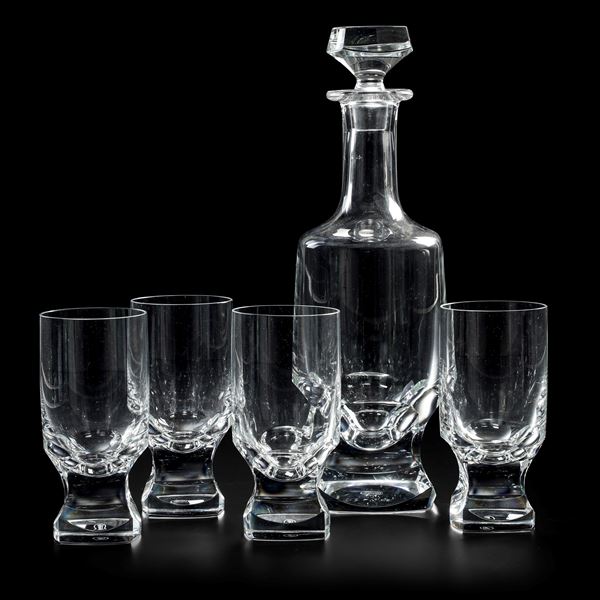 Otto bicchieri e una bottiglia. Repubblica Ceca, Manifattura Moser, seconda metà del XX secolo.