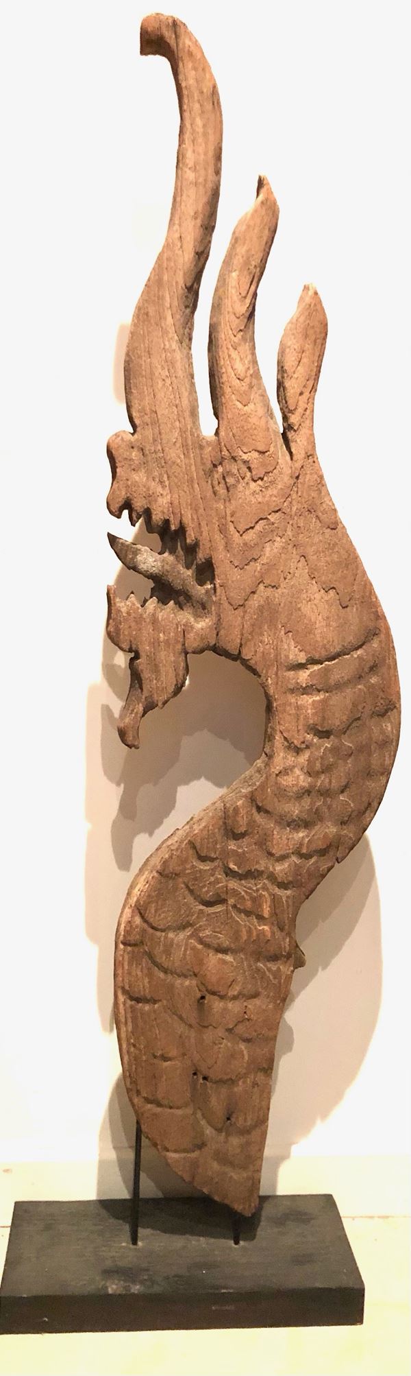 CAMBOGIA O THAILANDIA, IMPERO KHMER, XIV SECOLO. ACROTERIO A FORMA DI DRAGO