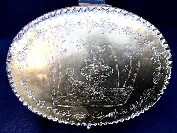SCATOLA IN OTTONE INCISO RAFFIGURANTE SUSANNA AL BAGNO, XVIII SECOLO