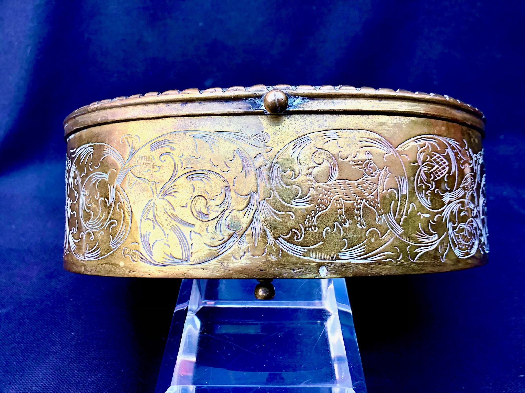 Scatola in Ottone Inciso Raffigurante Susanna al Bagno, XVIII Secolo