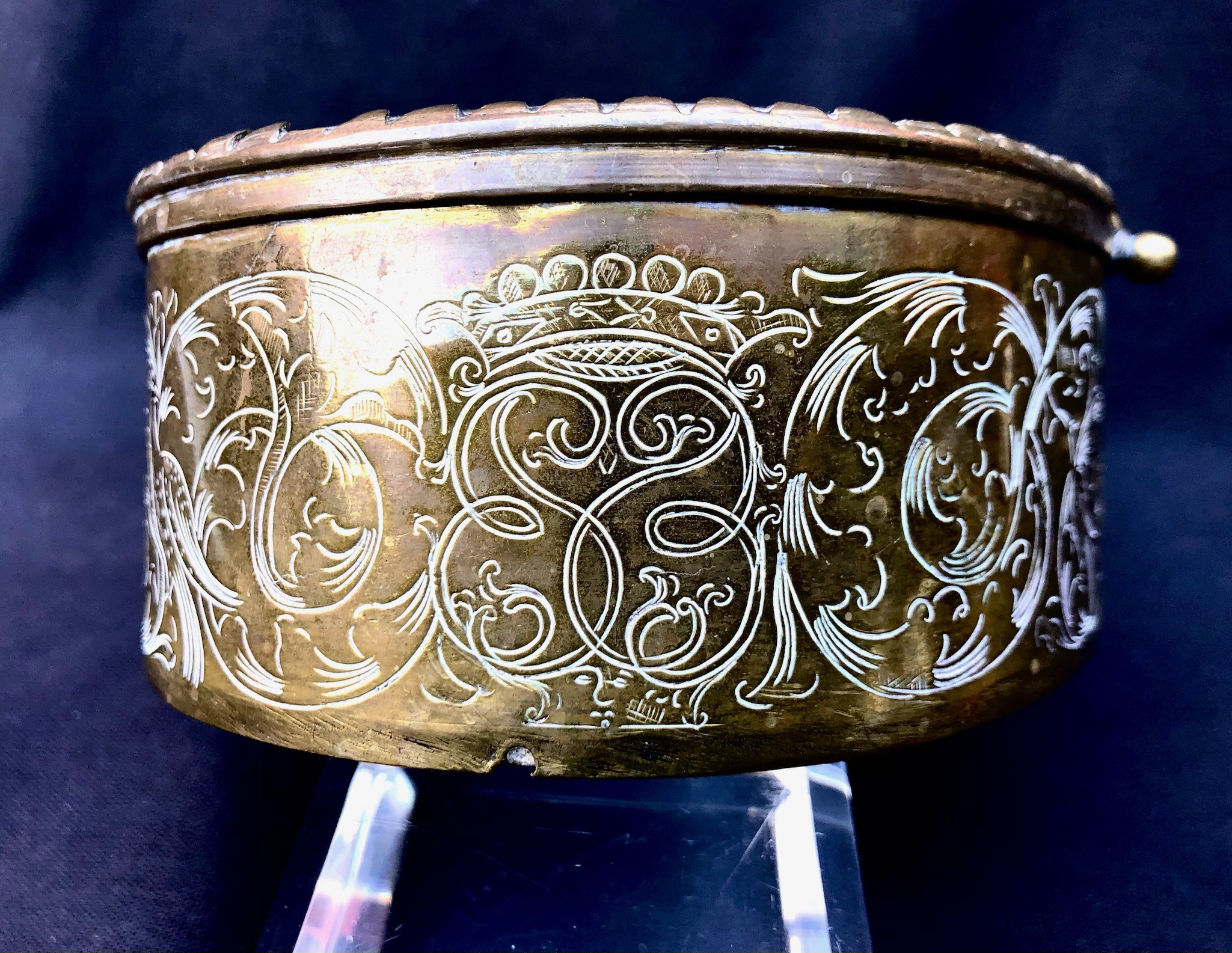 Scatola in Ottone Inciso Raffigurante Susanna al Bagno, XVIII Secolo
