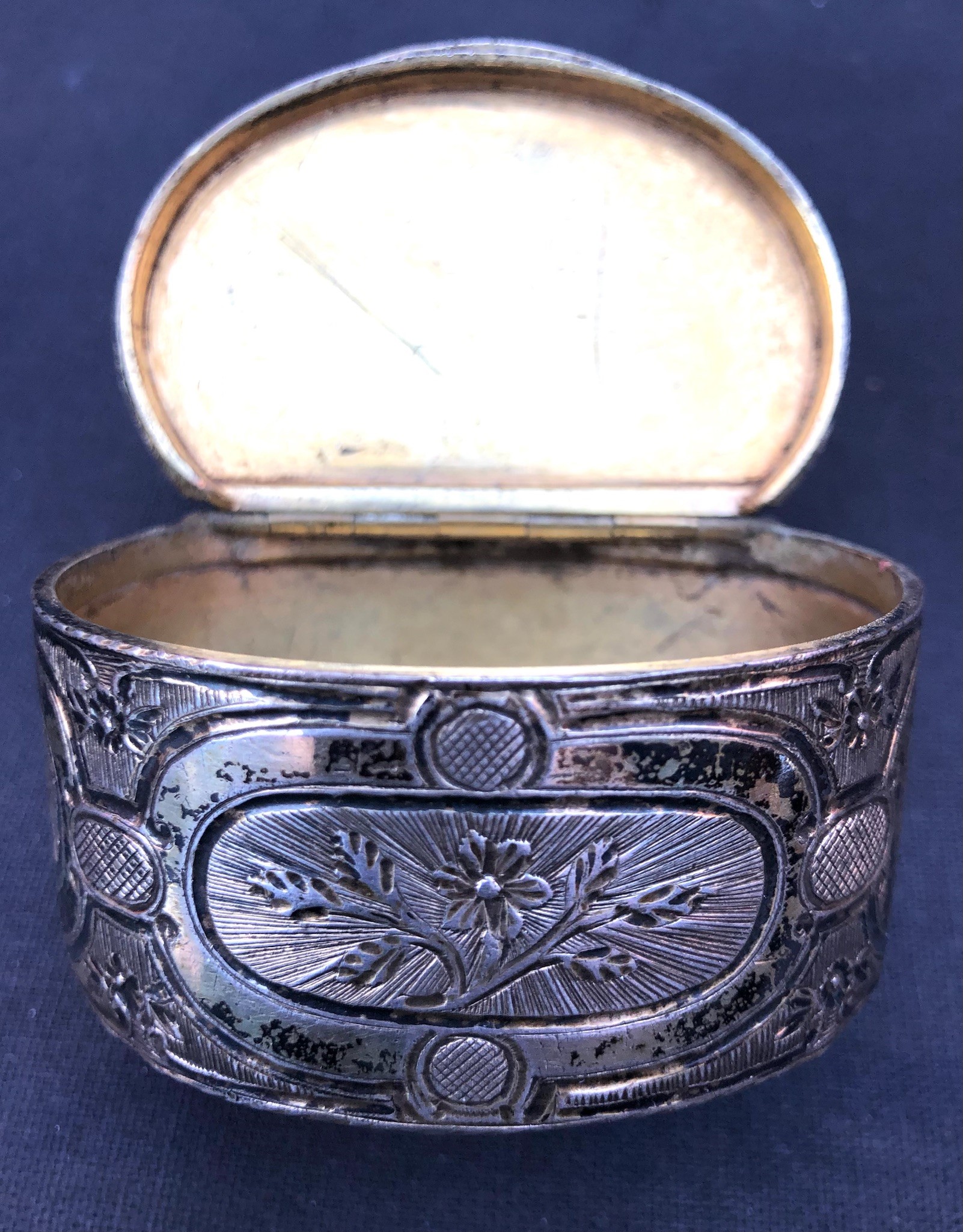 Tabacchiera in Argento Fuso e Inciso. XVIII Secolo