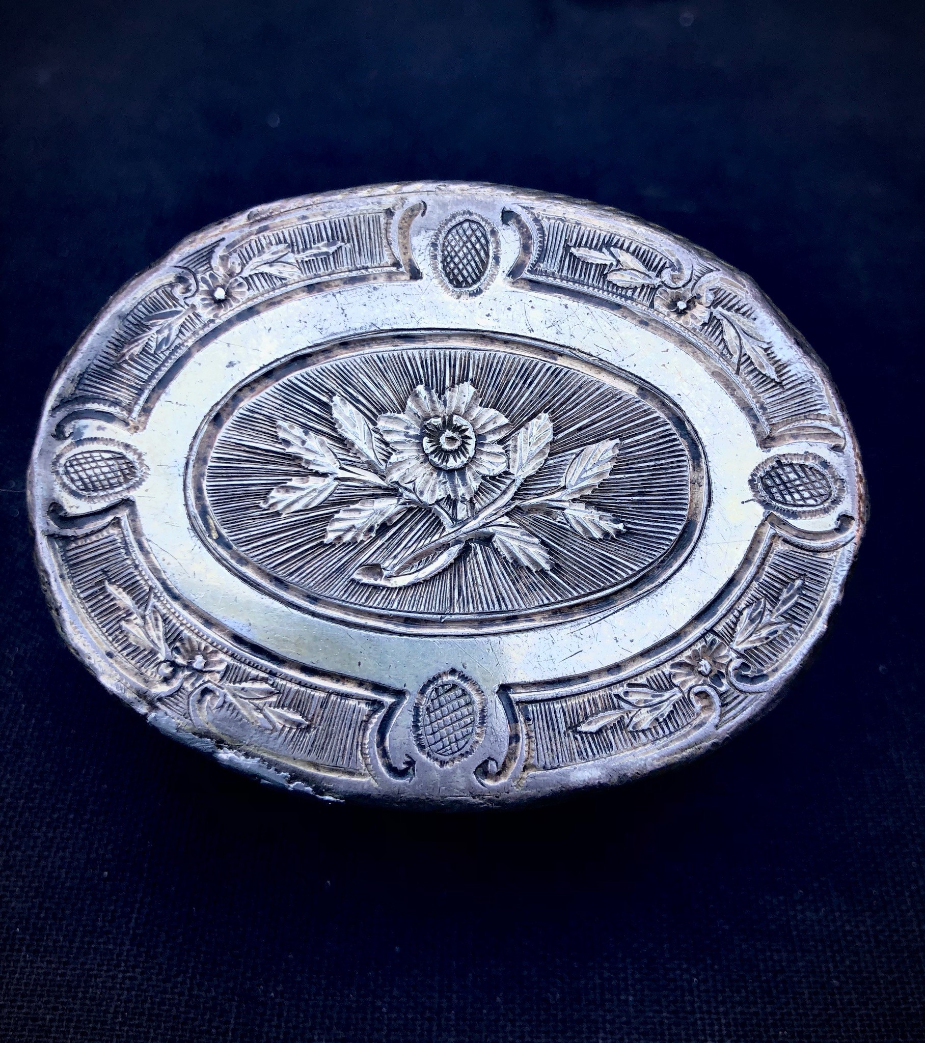 Tabacchiera in Argento Fuso e Inciso. XVIII Secolo