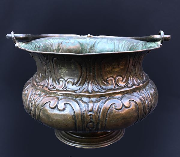 SECCHIELLO IN RAME SBALZATO, MANICO IN BRONZO, XVII-XVIII SECOLO
