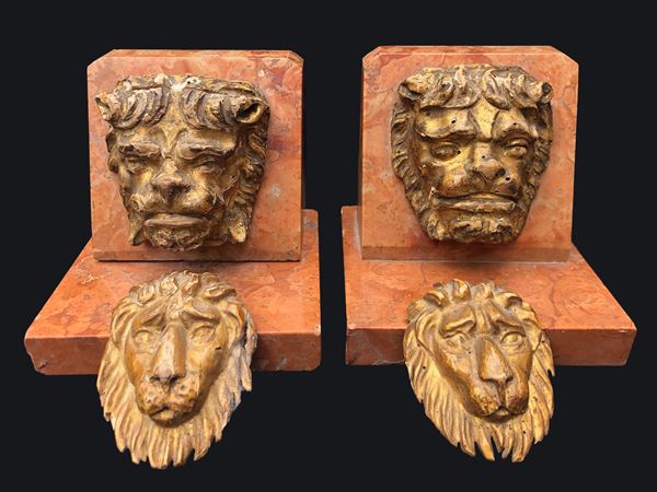 2 COPPIE DI ANTICHI LEONI SCOLPITI E DORATI