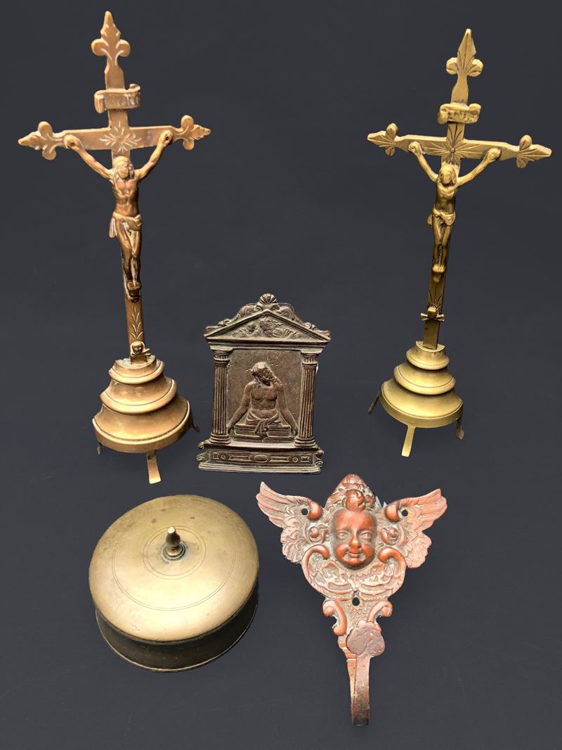 GRUPPO DI OGGETTI LITURGICI IN BRONZO DI EPOCHE DIVERSE  - Asta Art & Trouvailles. Oltre 200 lotti ad offerta libera - Cambi Casa d'Aste