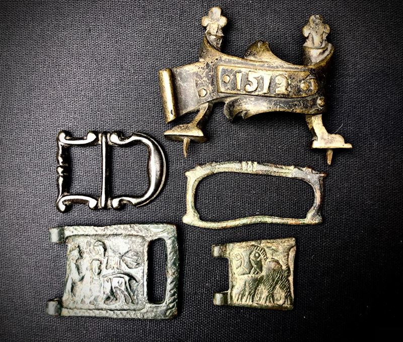 LOTTO COMPOSTO DA 4 ANTICHE FIBBIE E UN PINNACOLO DATATO 1512  - Auction Art and Trouvailles. Over 200 free-bid lots - Cambi Casa d'Aste