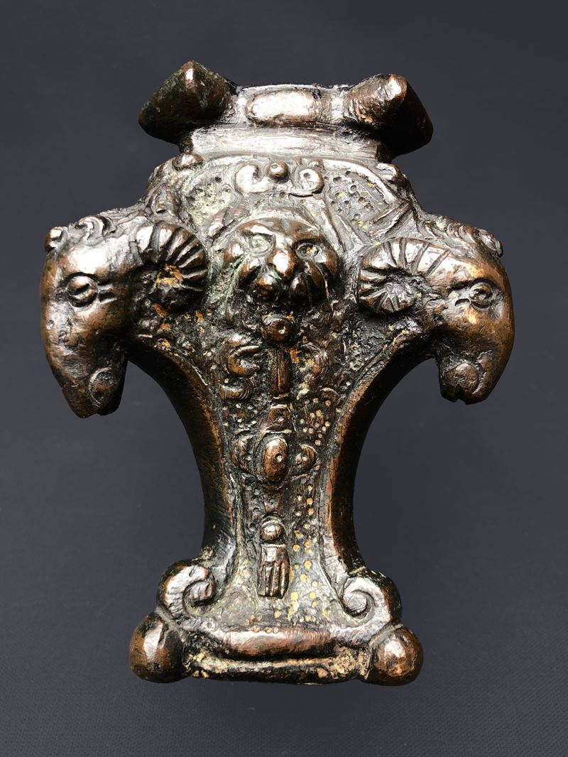 FONDITORE VENETO, XVI-XVII SECOLO, ELEMENTO BRONZEO TRILOBATO  - Asta Art & Trouvailles. Oltre 200 lotti ad offerta libera - Cambi Casa d'Aste