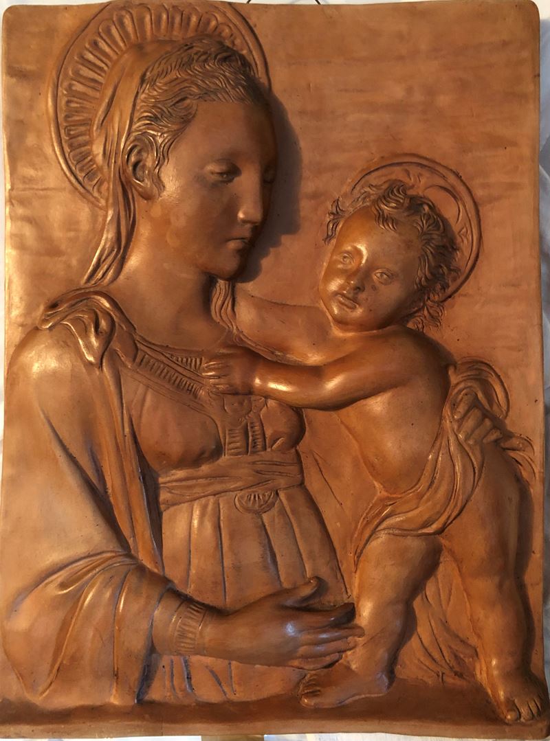 MADONNA IN TERRACOTTA, DA UN PROTOTIPO RINASCIMENTALE. XX SECOLO cm 55 X 42  - Asta Art & Trouvailles. Oltre 200 lotti ad offerta libera - Cambi Casa d'Aste