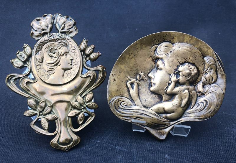 VASSOIETTO E FREGIO LIBERTY  - Auction Art and Trouvailles. Over 200 free-bid lots - Cambi Casa d'Aste