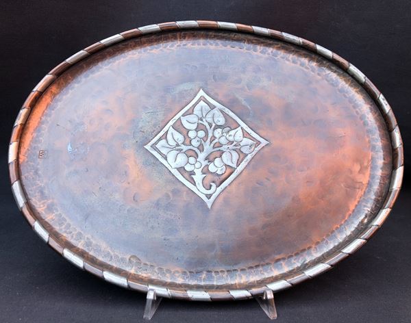 VASSOIO IN RAME SBALZATO E ARGENTATO. MARCA INCUSSA. PEZZO UNICO (VIENNA?)