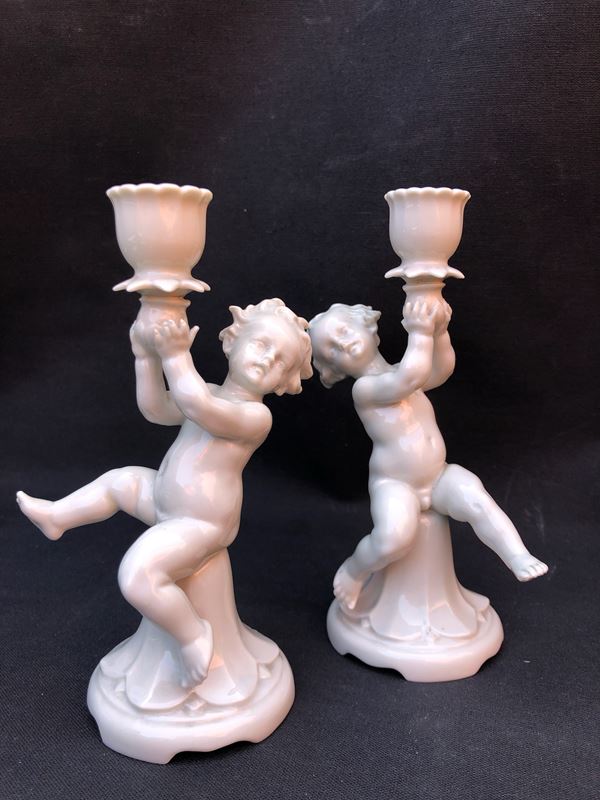 COPPIA DI ANGIOLETTI PORTACANDELA IN PORCELLANA. MANIFATTURA TEDESCA