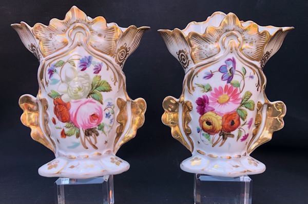 COPPIA DI VASETTI VECCHIA PARIGI IN PORCELLANA DORATA E DIPINTA, XIX SECOLO