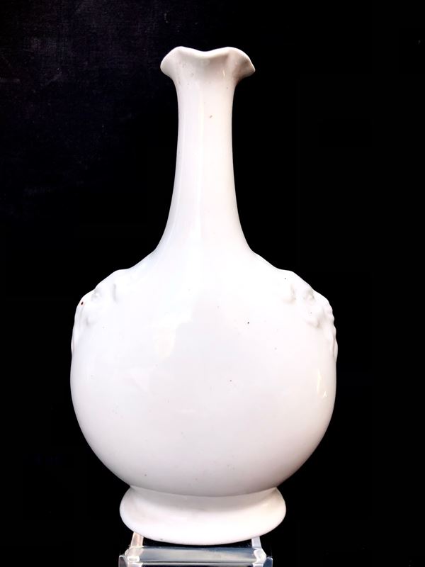 RARA FIASCHETTA GINORI IN PORCELLANA BIANCA DECORATA CON MASCHERONI. XIX SECOLO