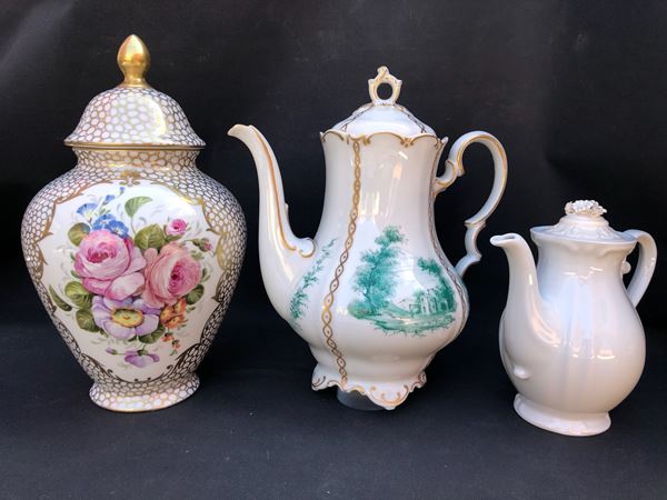 3 PORCELLANE DI CUI DUE DORATE E DIPINTE