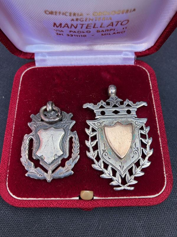 2 PENDENTI IN ARGENTO E ARGENTO DORATO, ENTRAMBI MARCHIATI. INGHILTERRA XIX SECOLO