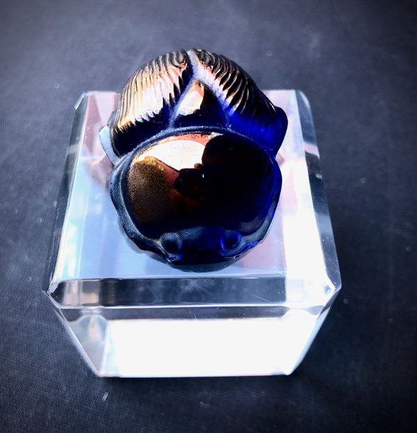 LALIQUE, SCARABEO IN VETRO COLORATO E DORATO