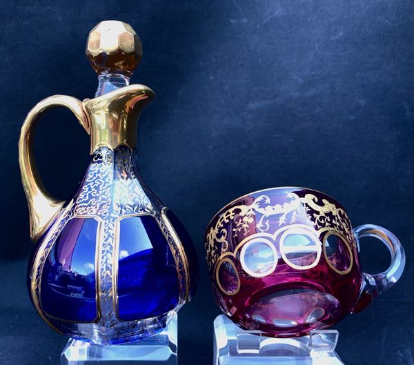 UNA BOTTIGLIA E UNA TAZZA IN CRISTALLO MOLATO E DORATO