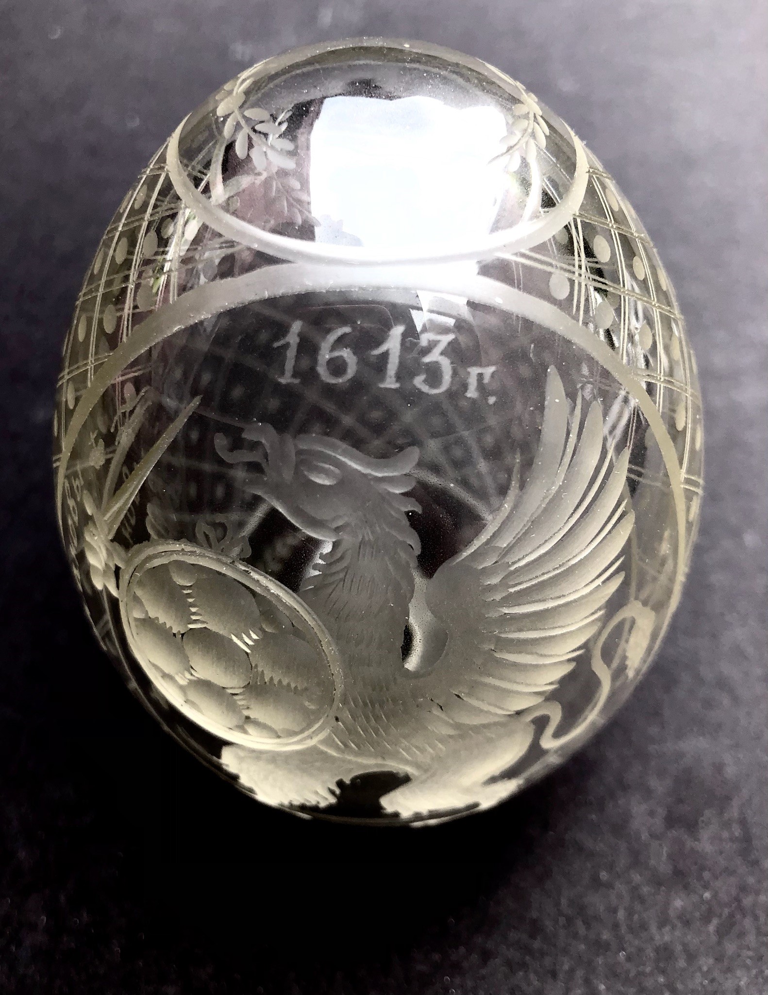 Uovo Inciso alla Mola con Aquila Rampante Data e Dedica ai Romanof, Russia, XX Secolo