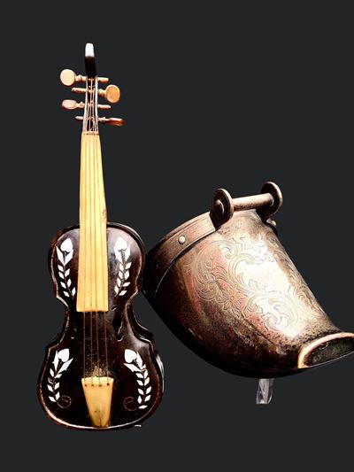 2 Souvenir, tra Cui un Raro Carillon a Forma di Chitarra