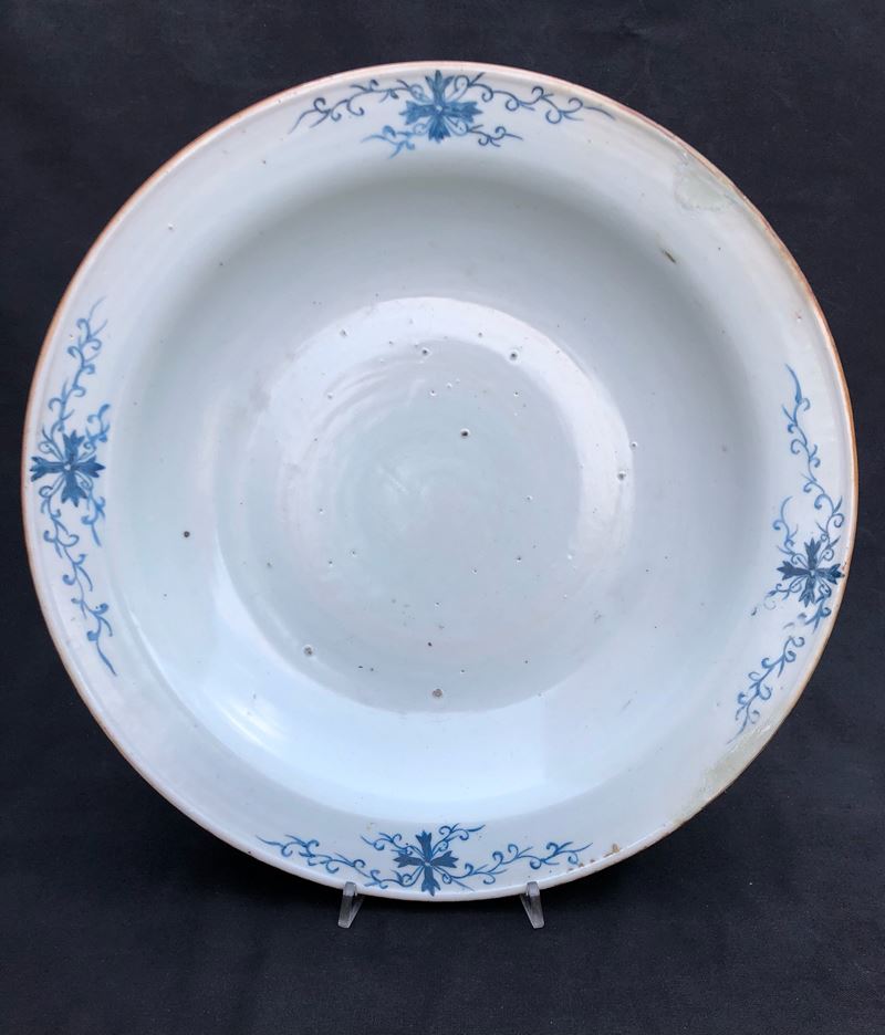 ANTICO, GRANDE PIATTO IN TERRAGLIA. PROBABILMENTE XVIII SECOLO  - Asta Art & Trouvailles. Oltre 200 lotti ad offerta libera - Cambi Casa d'Aste