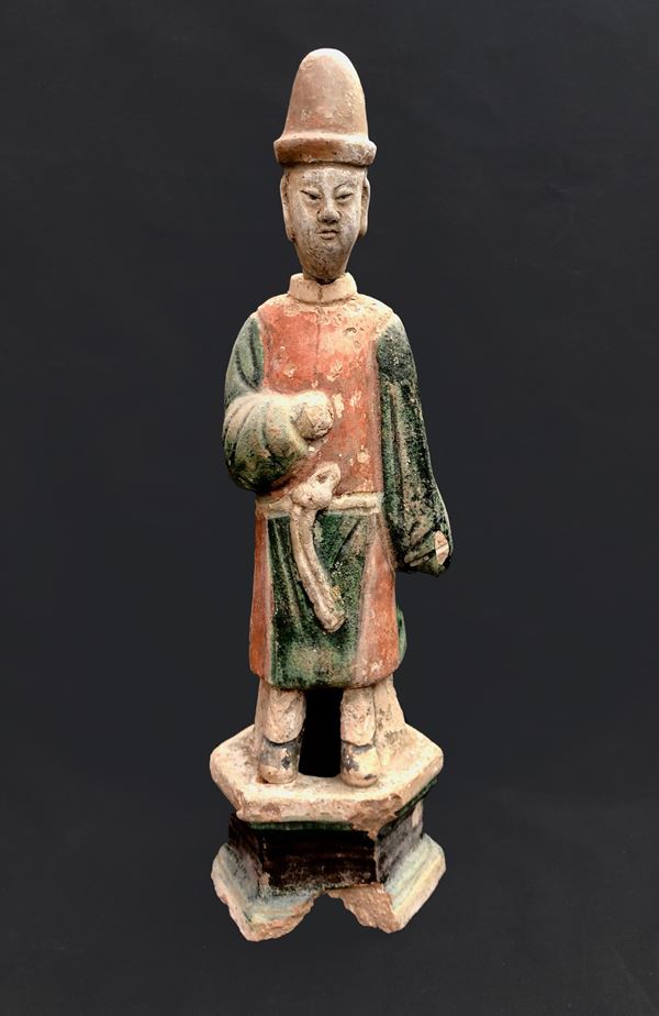 CINA, DIGNITARIO IN TERRACOTTA SMALTATA. DINASTA MING, XVI SECOLO