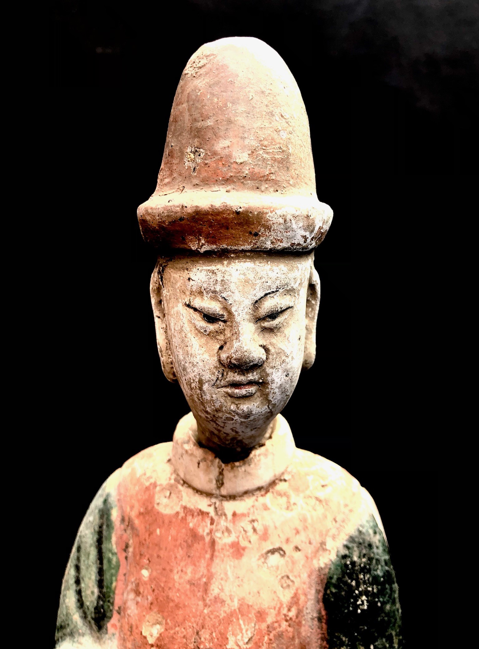 Cina, Dignitario in Terracotta Smaltata. Dinasta Ming, XVI Secolo