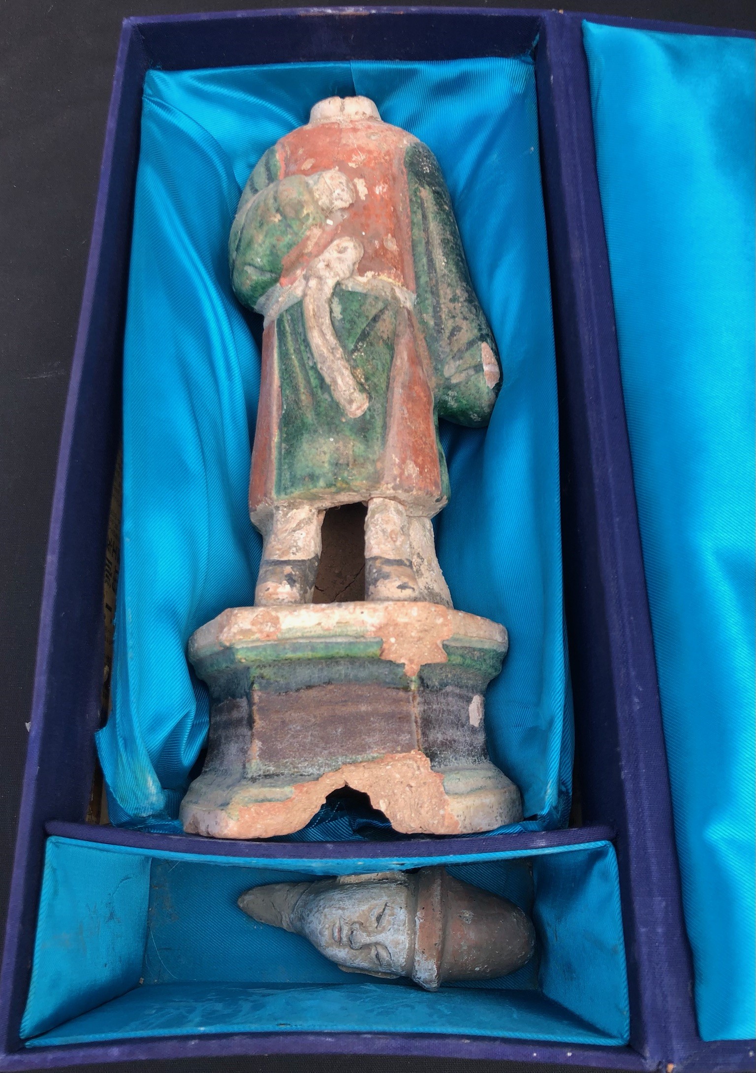 Cina, Dignitario in Terracotta Smaltata. Dinasta Ming, XVI Secolo