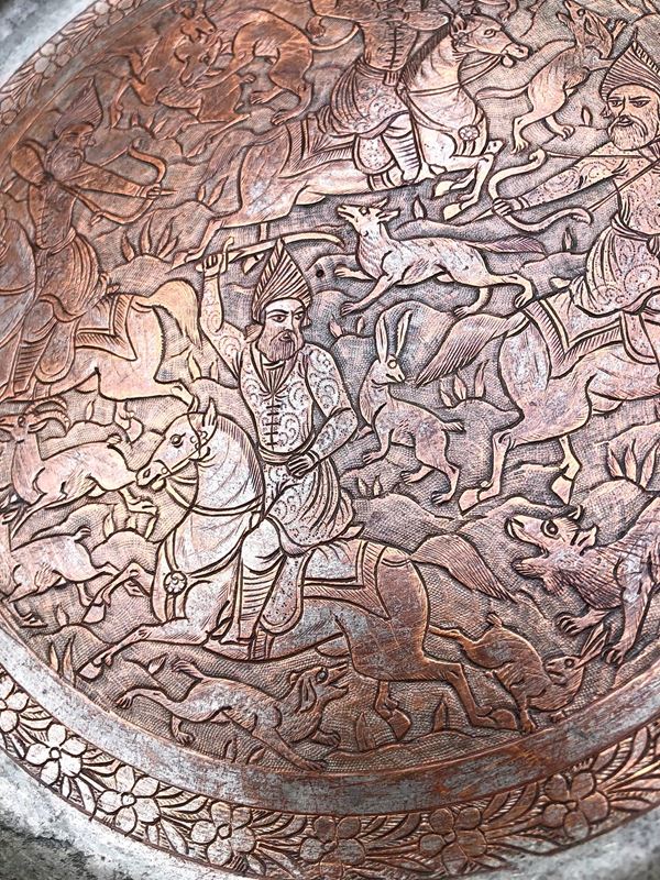 PERSIA, 3 PIATTI IN RAME ISTORIATI CON SCENE DI CACCIA, PRIMA META’ XX SECOLO